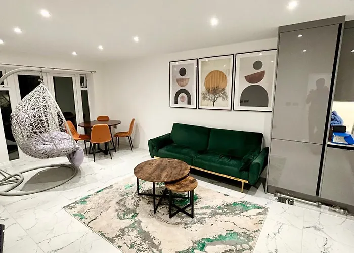 Bvlgaria House - Heathrow Airport-Private Gated Parking