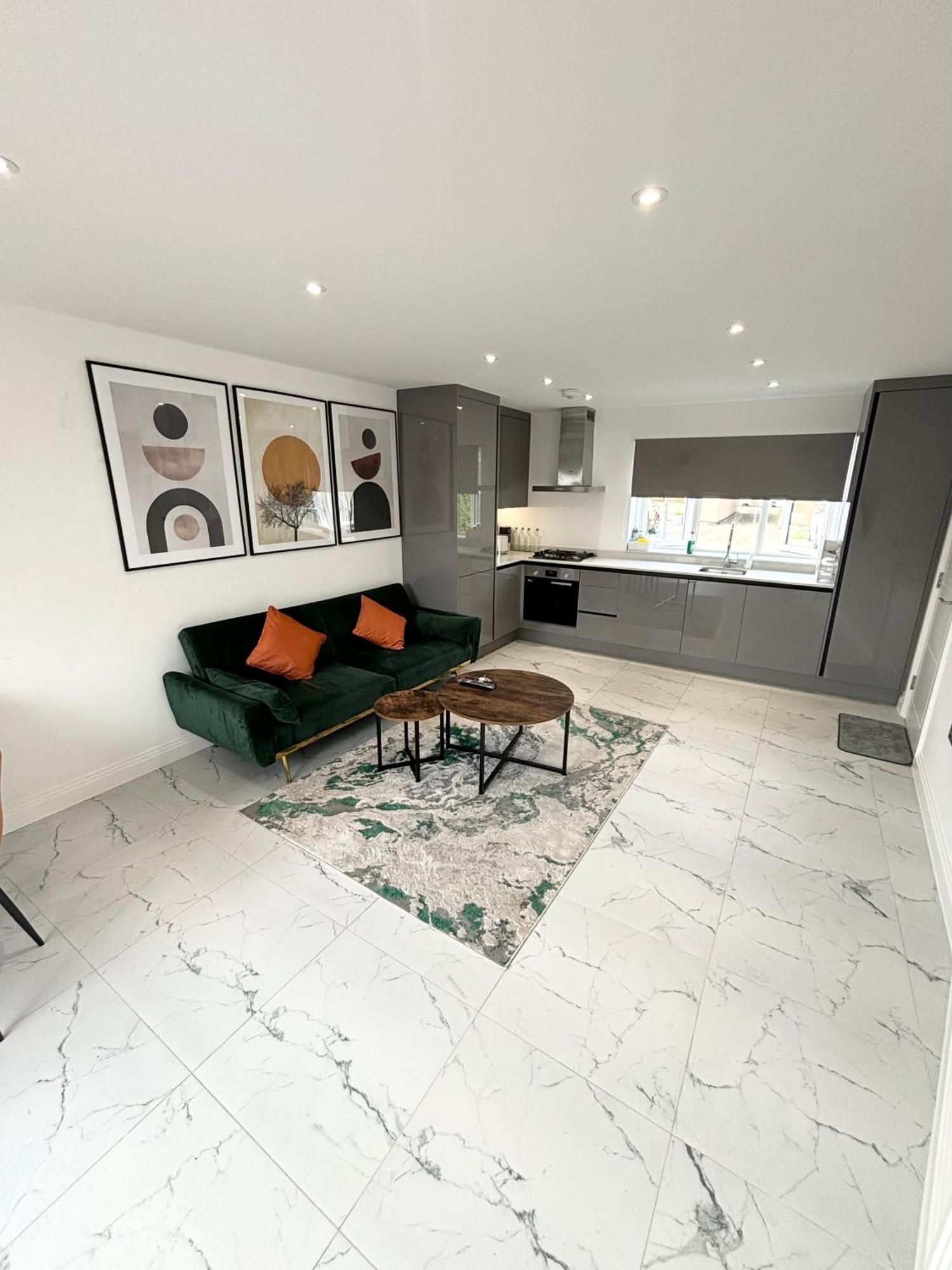 Bvlgaria House - Heathrow Airport-private Gated Parking *