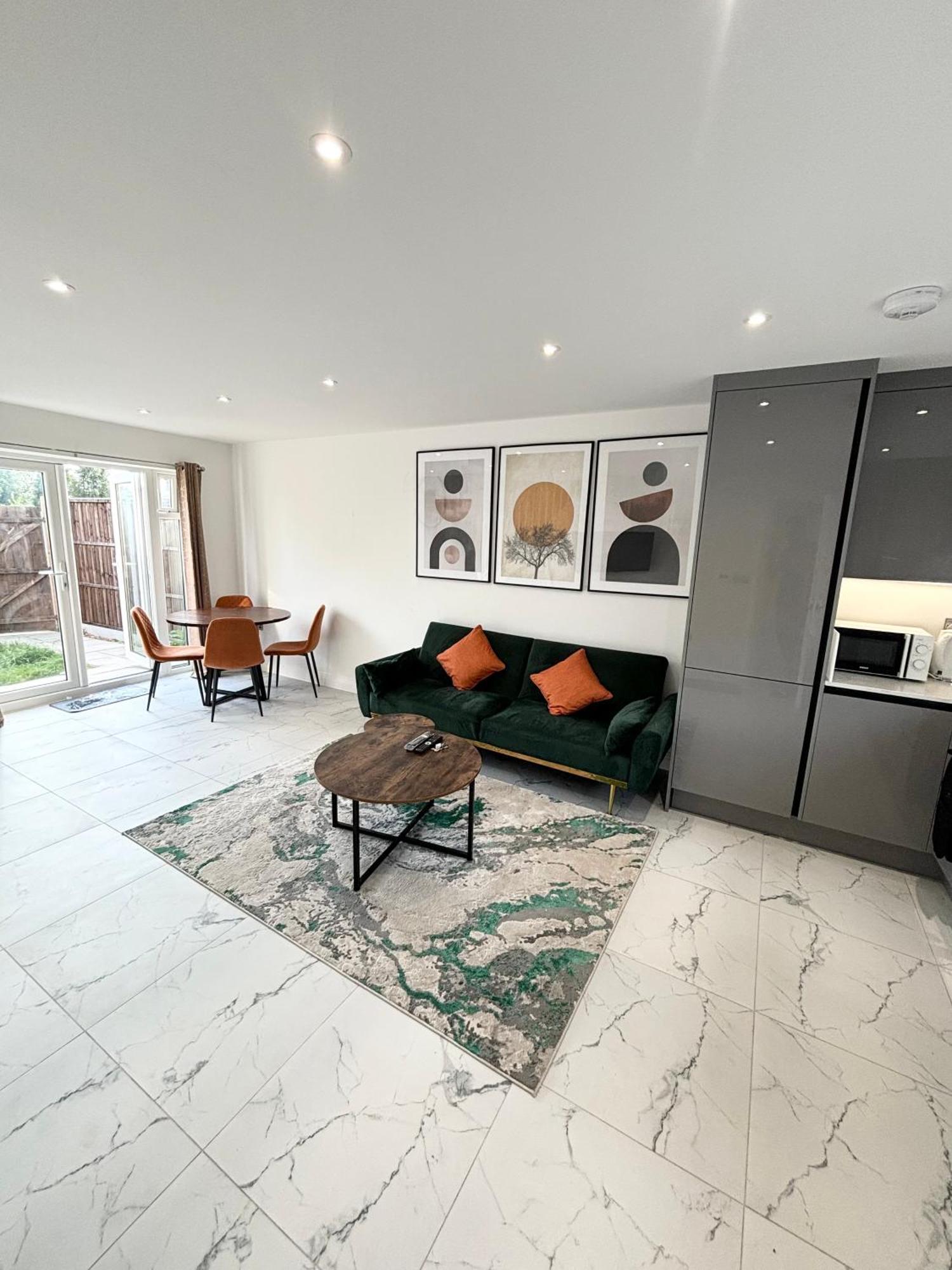Bvlgaria House - Heathrow Airport-private Gated Parking Slough