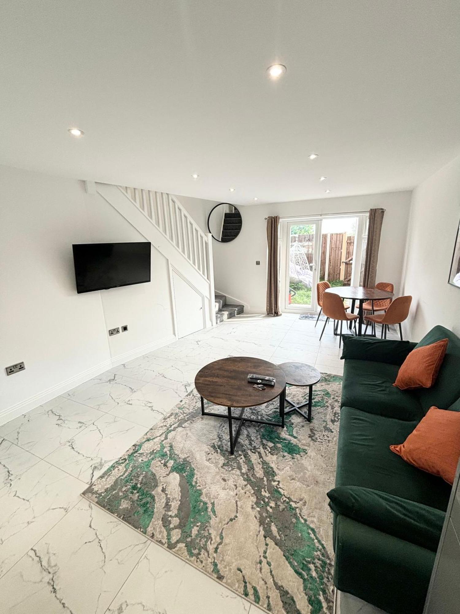 Bvlgaria House - Heathrow Airport-private Gated Parking Holiday home *