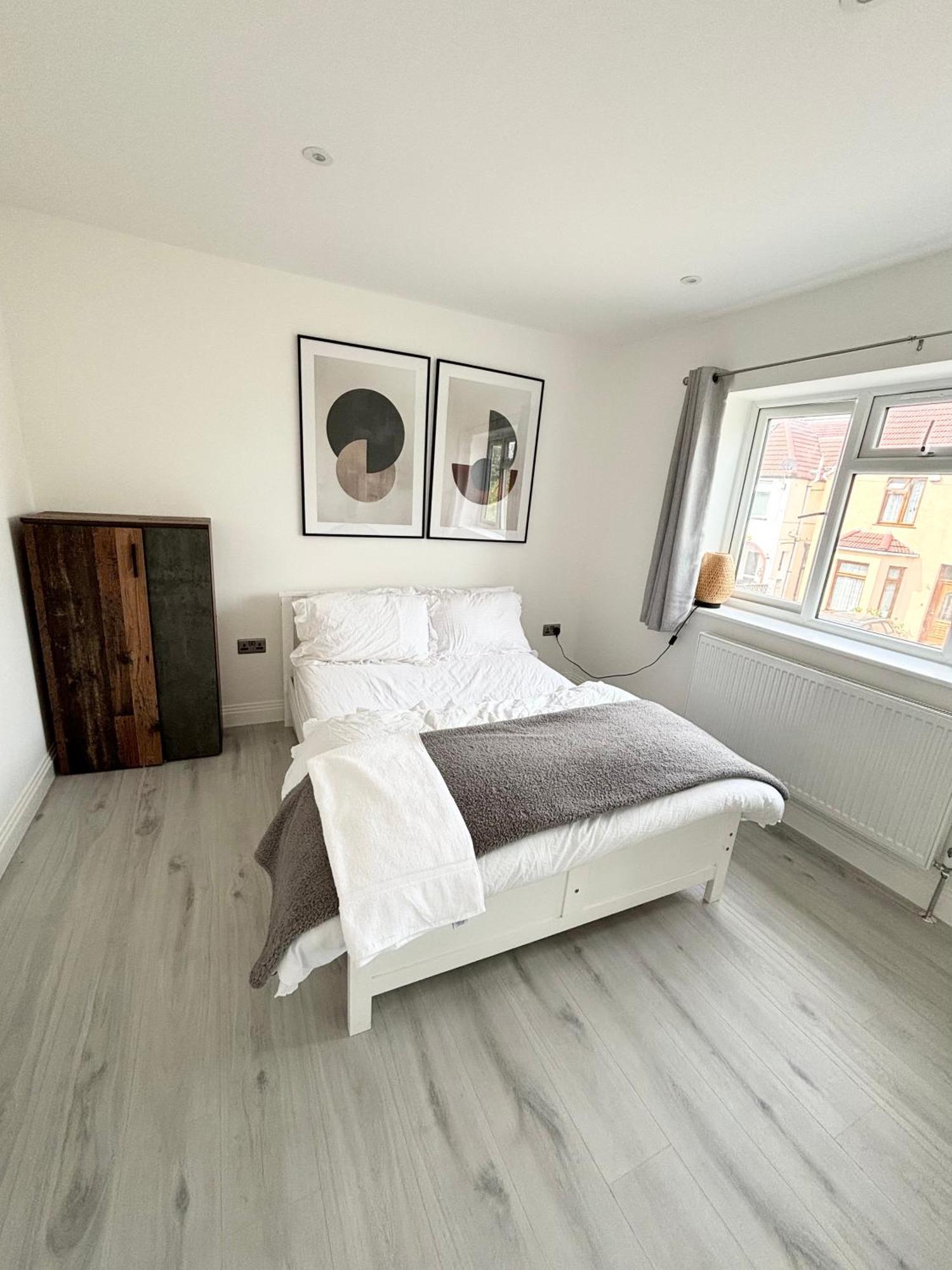 Bvlgaria House - Heathrow Airport-private Gated Parking Holiday home *