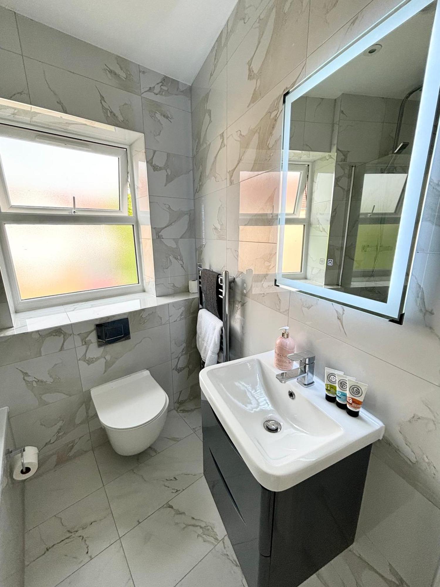 Bvlgaria House - Heathrow Airport-private Gated Parking Holiday home