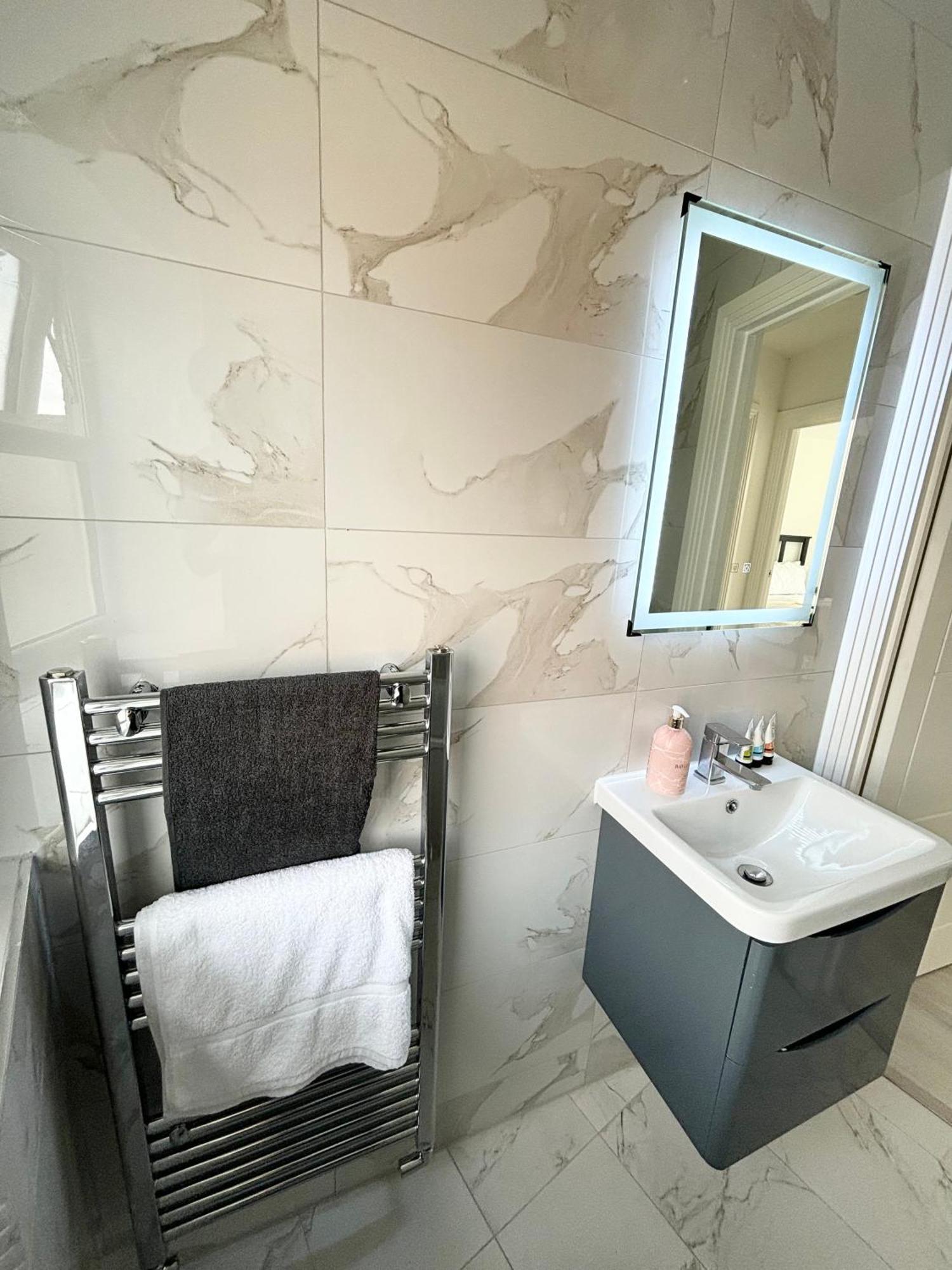 Holiday home Bvlgaria House - Heathrow Airport-private Gated Parking *